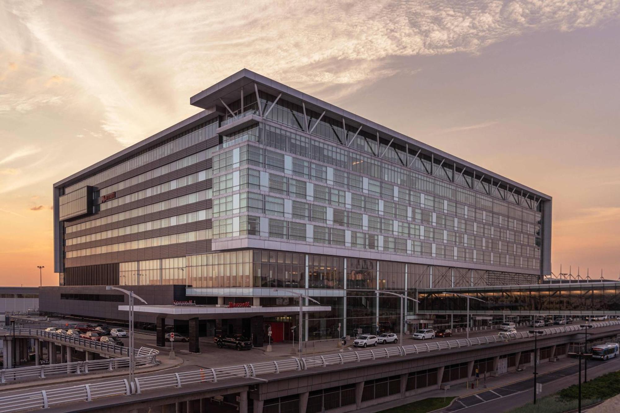 มอนทรีออล แอร์พอร์ต แมริออท อิน - เทอร์มินอล โฮเต็ล Hotel ดอร์วาล ภายนอก รูปภาพ